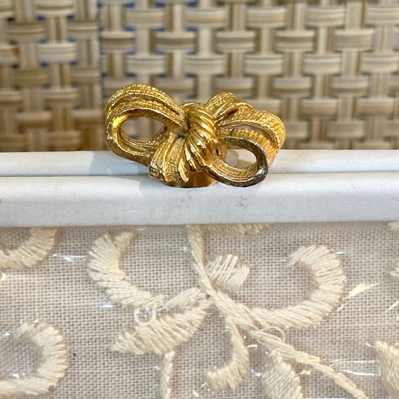 🌟HP🌟VTG 1960s Vinyl & Cream Lace Clutch Evening Bag with Gold Bow Lift Clasp - Picture 8 of 16